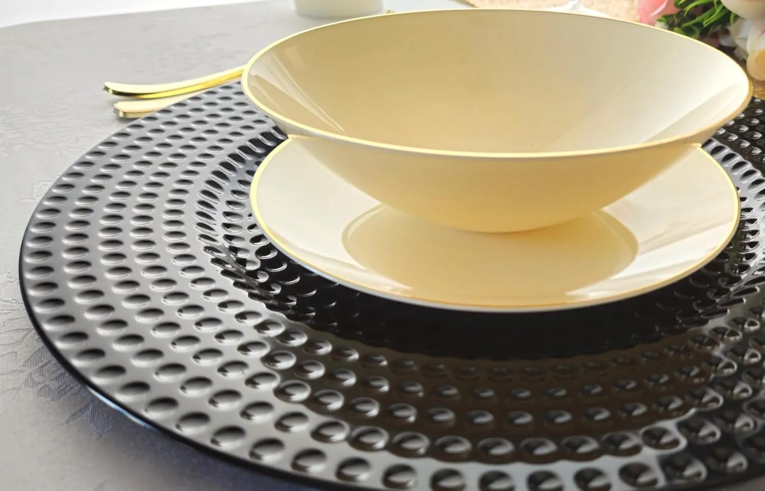 " OCCASIONS " 40 pcs Round 13'' Round Acrylic Plastic Wedding Chargers, Dinner Party Decoration Charger Plates (Hammered Black)