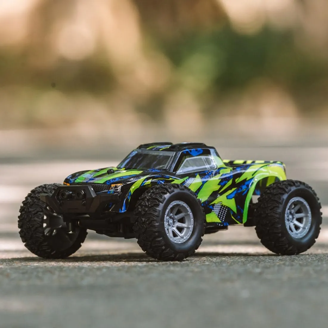 RC Drift Car, 1:32 2.4G Remote Control Electric Mini Racing Off-Road Car Model with Lights Kit, Drift Off-Road Vehicle Model Halloween Surprising for Adults (RTR Version/Green)