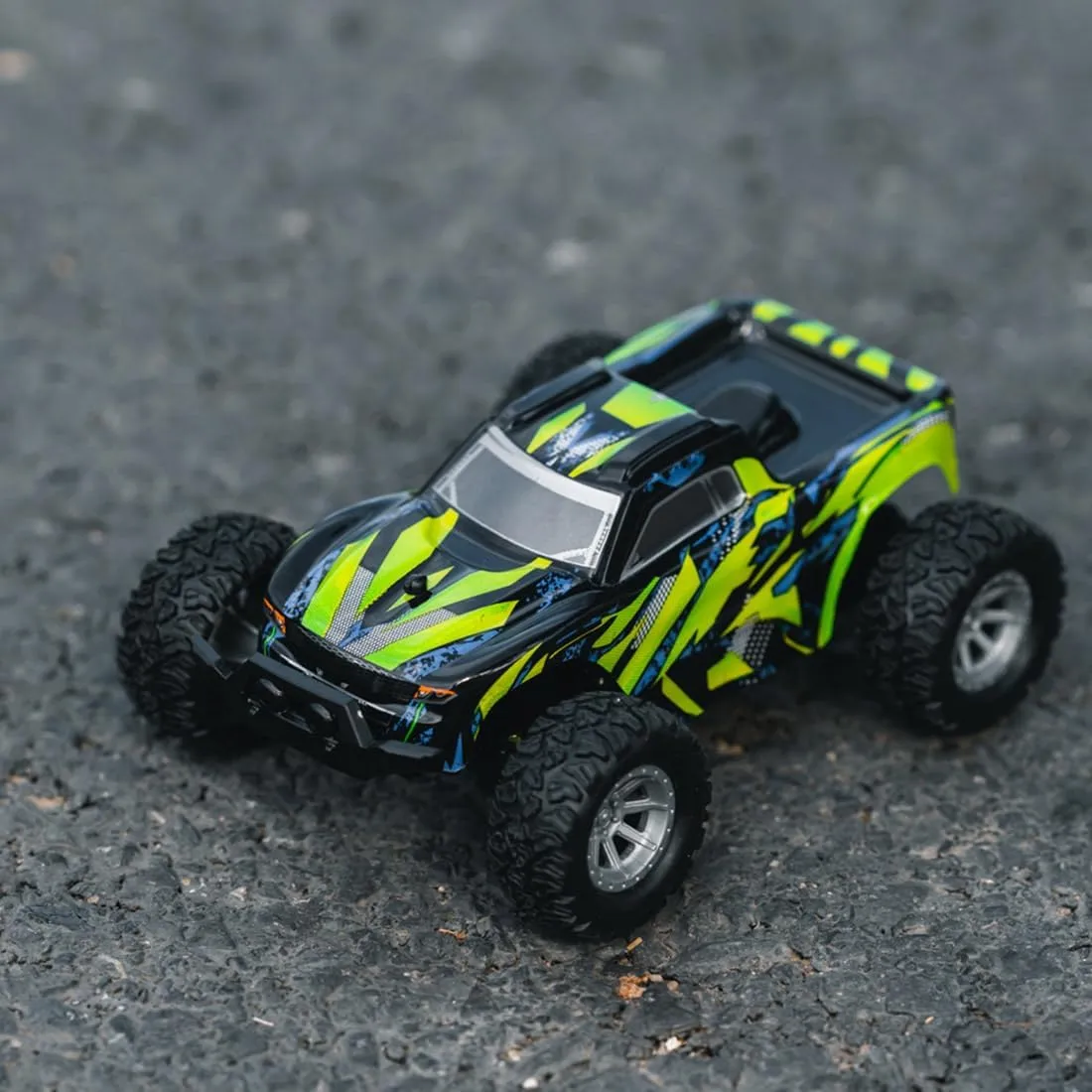 RC Drift Car, 1:32 2.4G Remote Control Electric Mini Racing Off-Road Car Model with Lights Kit, Drift Off-Road Vehicle Model Halloween Surprising for Adults (RTR Version/Green)